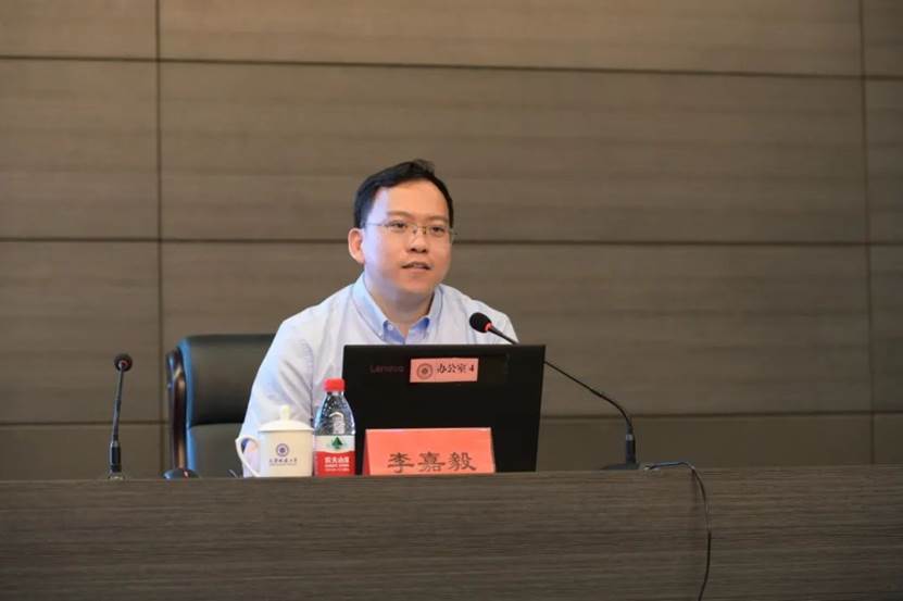 李嘉毅以《从传播看高校干部需要加强的思维考量》为题作了首场讲座